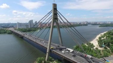 Havadan çekim. Kiev Moskova köprüsü, Ukrayna. Köprü üzerinde uçmak