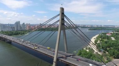 Havadan çekim. Kiev Moskova köprüsü, Ukrayna. Köprü üzerinde uçmak