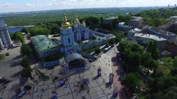 Aerial Kiev St Michael St Michael ' s Cathedral Square. Europadagen. Freegen — Stockvideo