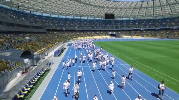 空中的奥林匹克体育场。马拉松比赛。基辅奥林匹克日 — 图库视频影像