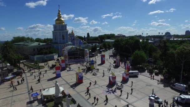 Aerial Kiev St Michael St Michael ' s Cathedral Square. Europadagen. Freegen — Stockvideo