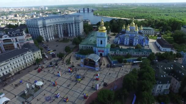 Aerial Kiev St Michael St Michael ' s Cathedral Square. Europadagen. Freegen — Stockvideo