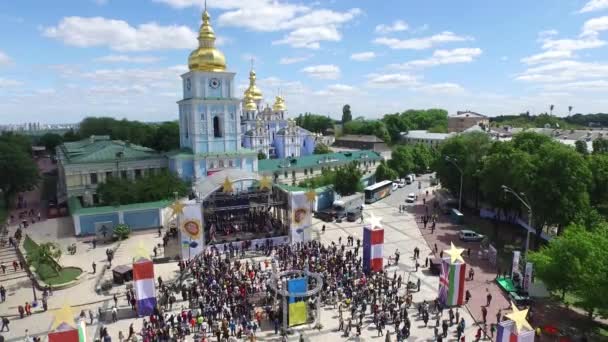 Aerial Kiev St Michael St Michael ' s Cathedral Square. Europadagen. Freegen — Stockvideo