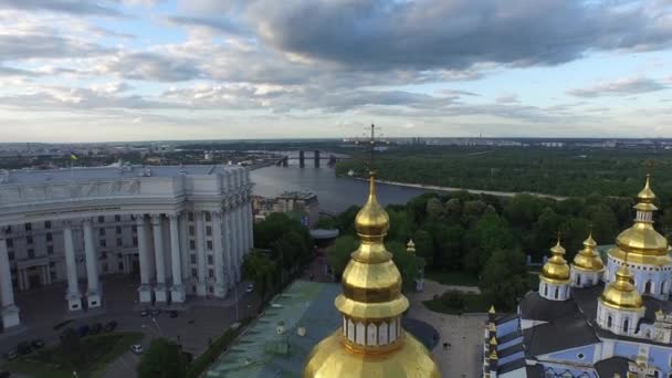 Aerial Kiev St Michael St Michael ' s Cathedral Square. Europadagen. Freegen — Stockvideo