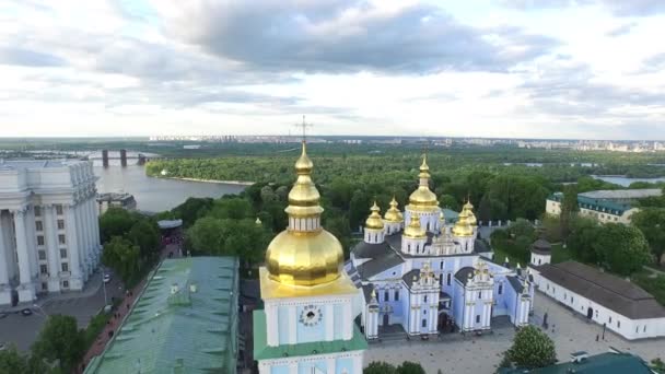 Luchtfoto Kiev St. Michael St. Michael's Cathedral Square. Dag van Europa. Freegen — Stockvideo