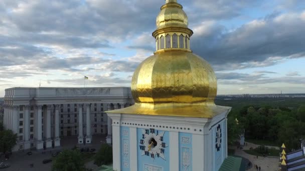 Aerial Kiev St Michael St Michael ' s Cathedral Square. Europadagen. Freegen — Stockvideo