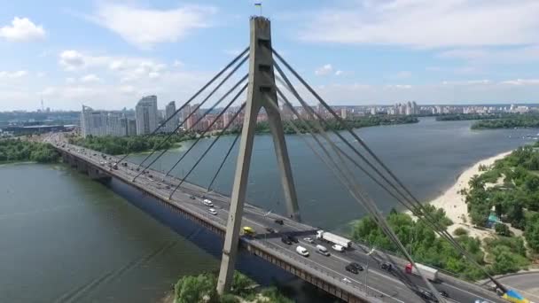 Luchtfoto. Moskou brug in Kiev, Oekraïne. Vliegen over Bridge — Stockvideo