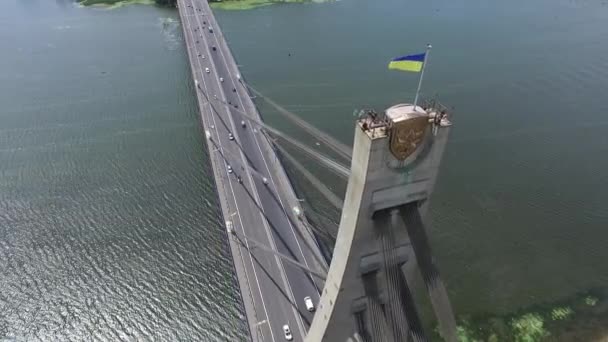 Εναέρια βολή. Γέφυρα της Μόσχας στο Κίεβο της Ουκρανίας. Πετώντας πάνω από το Bridge — Αρχείο Βίντεο