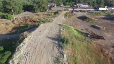 Hava Motokros. Motosiklette aşırı zıplama. Motosikletle uçuş