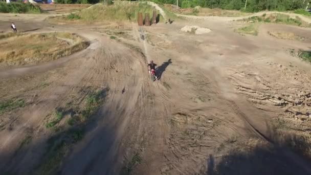 Aerial Motocross. Extreme springen op een motorfiets. Vlucht op een motorfiets — Stockvideo