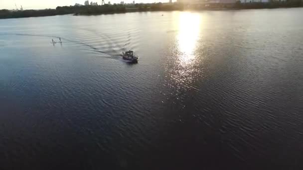 Aereo tiro SUP sci da tavolo. Fiume Dnipro Ucraina. Tramonto — Video Stock