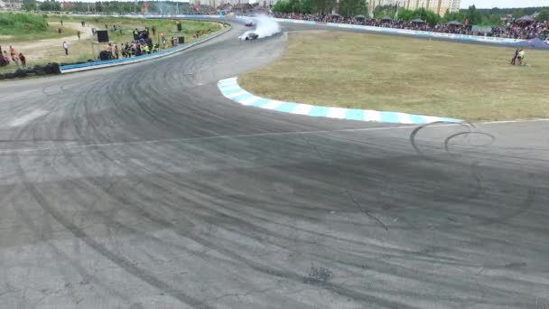 Voitures de course de dérive aérienne sur la route à Kiev, Ukraine 