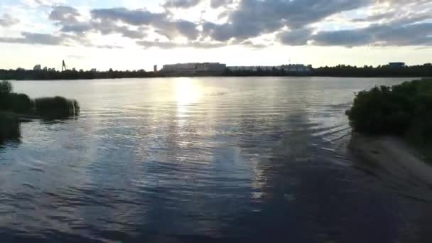 Plan aérien SUP board ski. Rivière Dnipro Ukraine. Coucher de soleil 