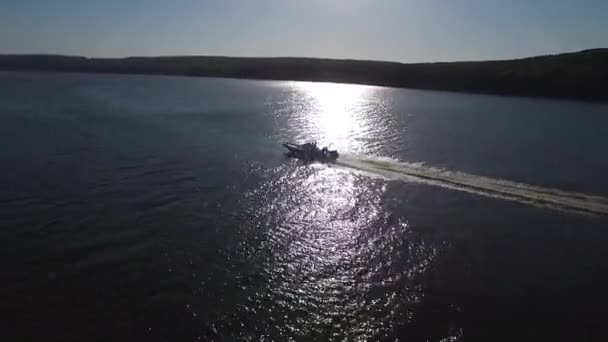 Havadan çekim tekneler göl kenarında. Nehir maceralar. Bir tekne peşinde. Eski Saltov Gölü — Stok video