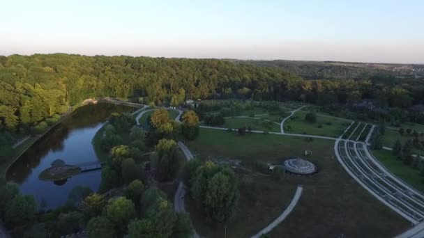 Letecký snímek. Park s jezery lesních stromů. Feofania park na Ukrajině, Kyjev — Stock video