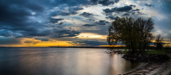 Evening landscape at the lake — Stock Photo, Image