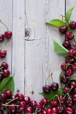 Kırmızı Kiraz çerçevesinden