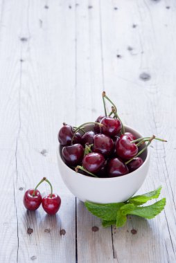 Beyaz bir kase kiraz