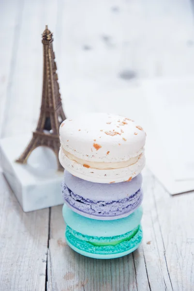 Stoh francouzské barevné macarons — Stock fotografie
