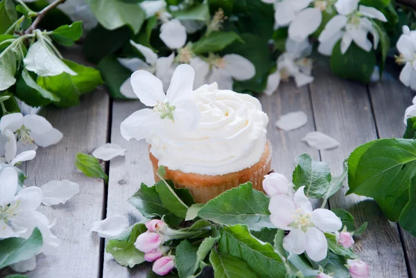 Cupcakes mit Buttercreme und Frühlingsblumen — Stockfoto