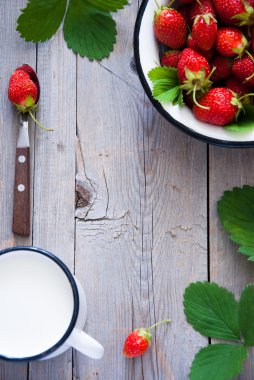 taze çilek ve süt