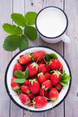 taze çilek ve süt