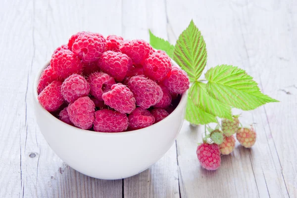 White bowl of Fresh raspberries — Stock Photo, Image