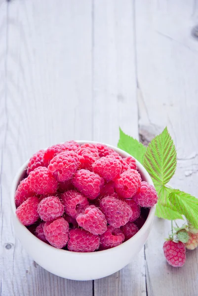 White bowl of Fresh raspberries — Stock Photo, Image