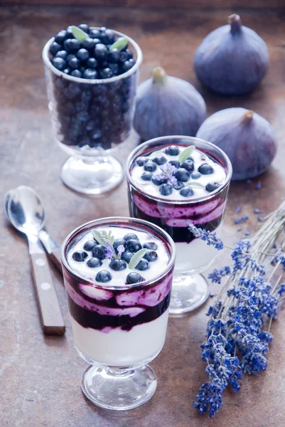 Postre de arándanos con flores de lavanda —  Fotos de Stock