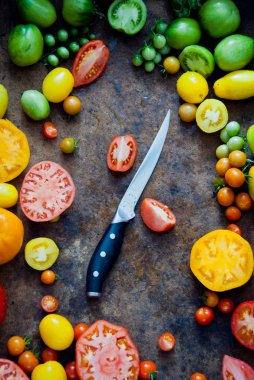 Domates ve bıçak.