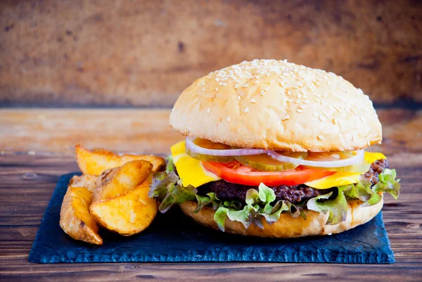 Domowy Hamburger i frytki — Zdjęcie stockowe