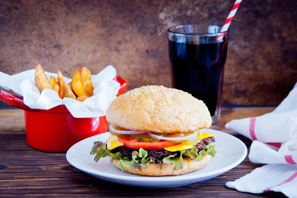 Hamburguesa casera, papas fritas y bebida fría —  Fotos de Stock