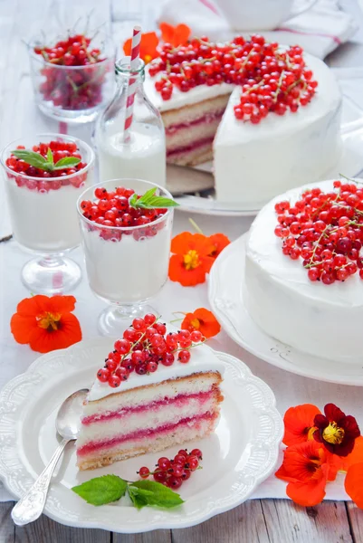 Kuchen mit roten Johannisbeeren — Stockfoto