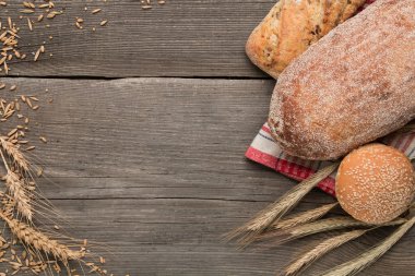 Koyu ahşap arka plan üzerinde ekmek yapım ürünleri