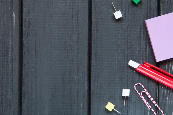 Koyu ahşap arka plan üzerinde ileti örneği