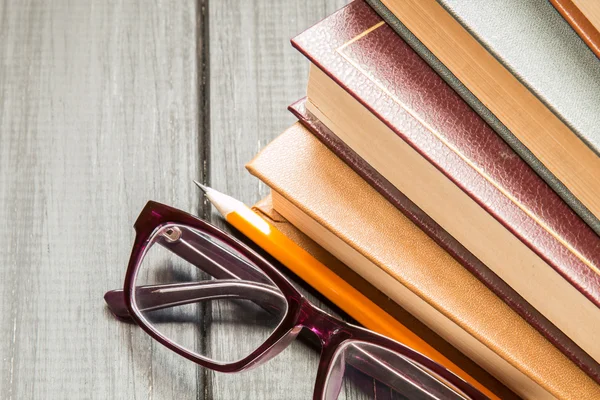 Okuma için eski kitapların bir yığınına