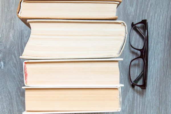 Okuma için eski kitapların bir yığınına