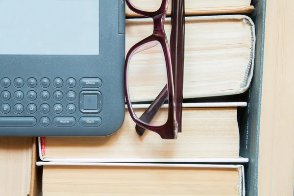 Una pila de libros antiguos y eBook para leer — Foto de Stock