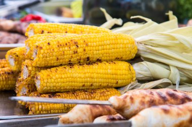 Pişmiş mısır koçanı masanın üstüne yığılmış