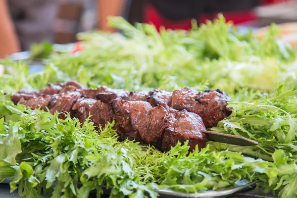 Kızarmış domuz eti şiş üzerinde parçaları