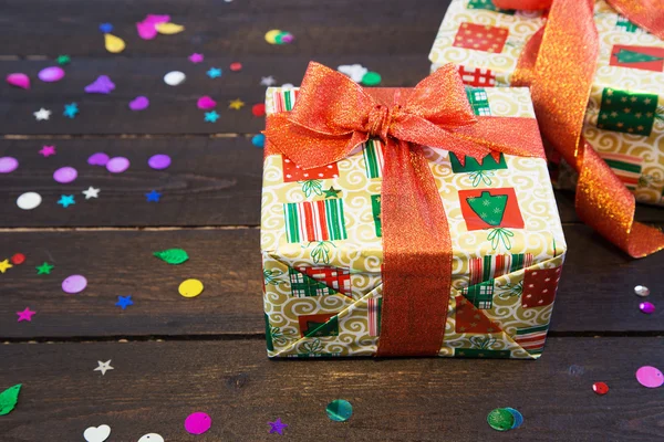 Ahşap arka planda Noel süslemeleri