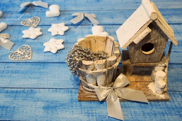Mavi arka plan üzerinde kuş yuvası ve Noel dekorasyon