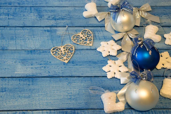 mavi arka plan üzerinde Noel süsleri
