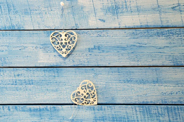 Mavi ahşap arka plan üzerinde beyaz kalp