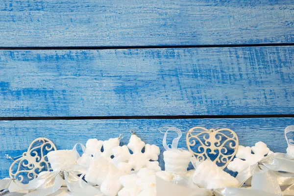 Ahşap arka planda Noel süslemeleri