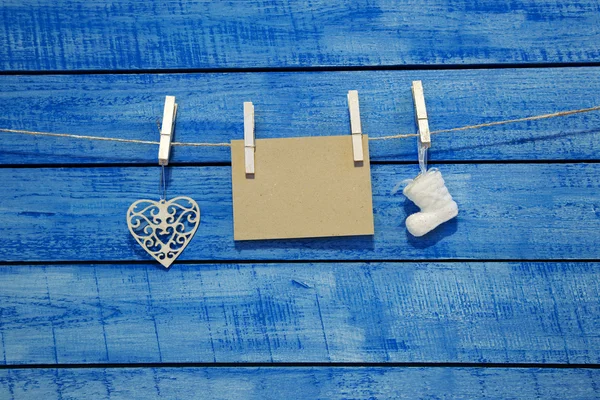 Ahşap arka planda Noel süslemeleri