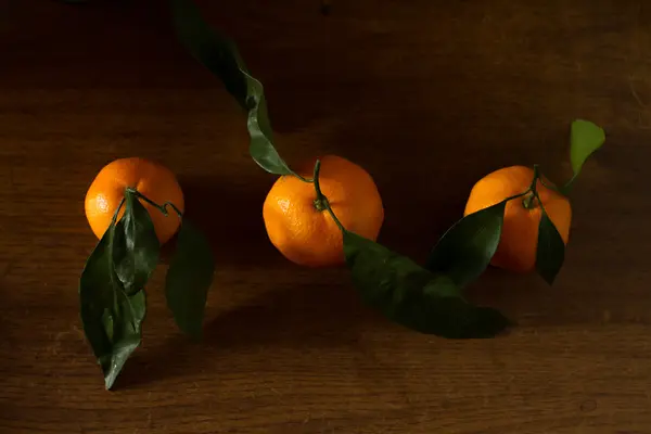 Mandarin dalı ile üzerinde ağaç yaprak