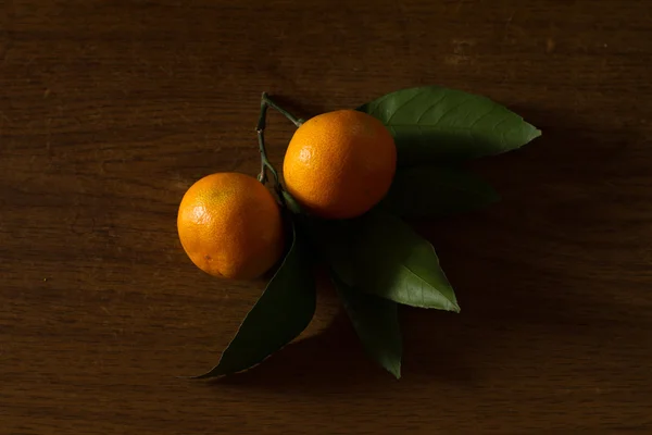 Mandarin dalı ile üzerinde iki kişi kaldı