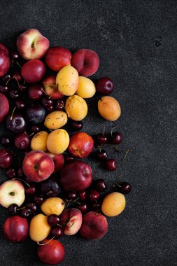 Yaz meyveleri ve meyveler, şeftali, erik, tatlı kiraz ve kayısı.