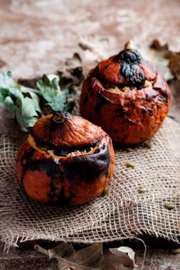 Pirinç ve sebzeli baharatlı kabak.